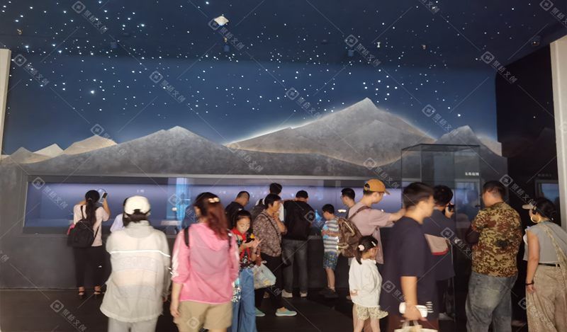 1758941556827.png 行為心理學(xué)應(yīng)用:展館如何通過細(xì)微的路徑引導(dǎo),使參觀流量自然均衡而不擁堵?.png